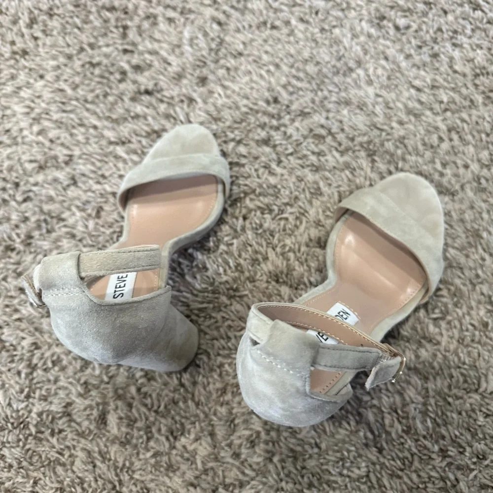 Steve Madden Carrson Sandals / Block Heels Size 7 in Grey/Taupe Suede Leather